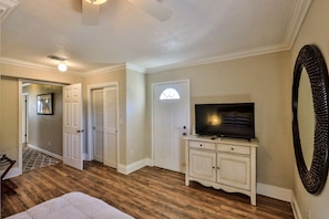 3 bedrooms, desk, iron/ironing board, free WiFi