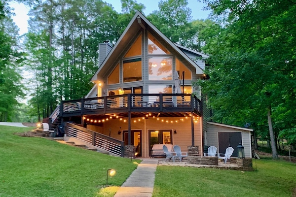 Updated custom built A-frame with great outdoor space overlooking Lake Oconee
