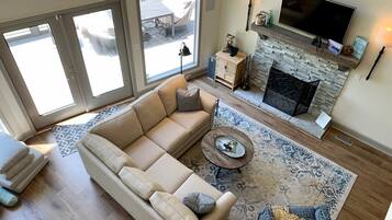 Smart TV, chimenea, reproductor de DVD y futbolito