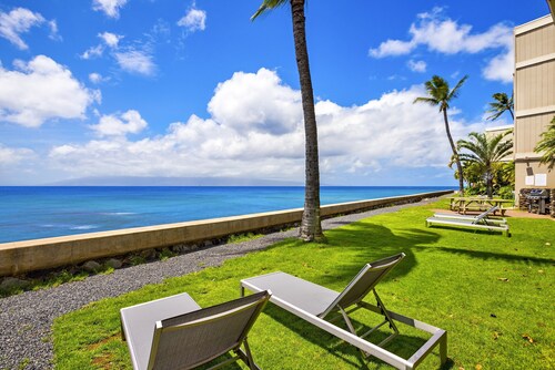 12ft to the Ocean, Oceanfront Studio, Awesome Sunsets & Hawaiian Island views   