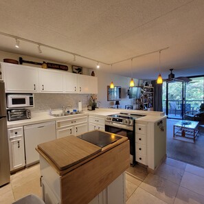 Frigorifero, microonde, forno, piano cottura