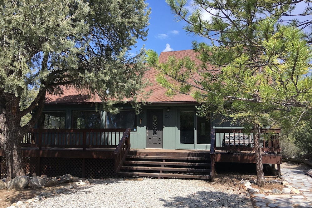 Starry nights, endless skies, mountain views! Cozy cabin in the woods.