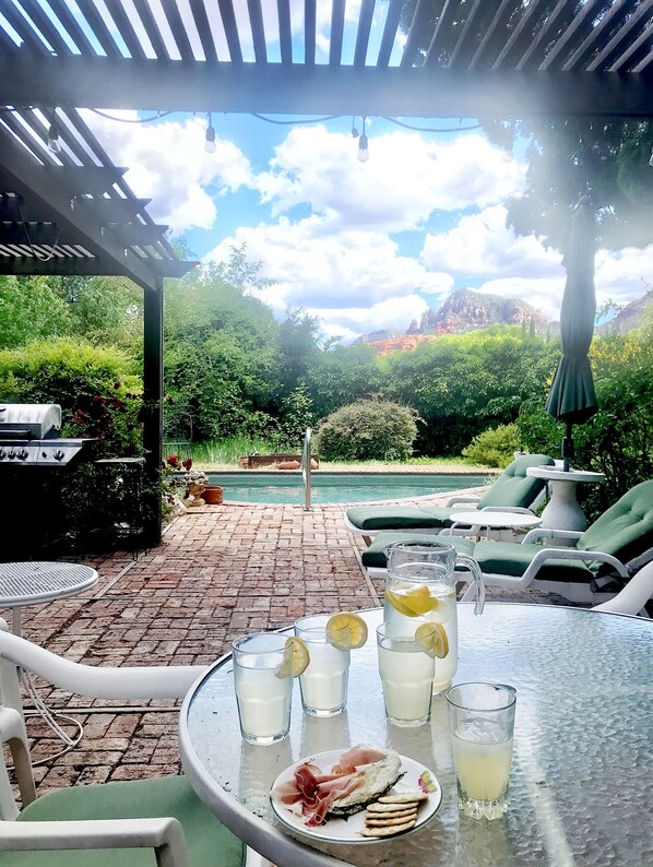 تناول الطعام بالخارج