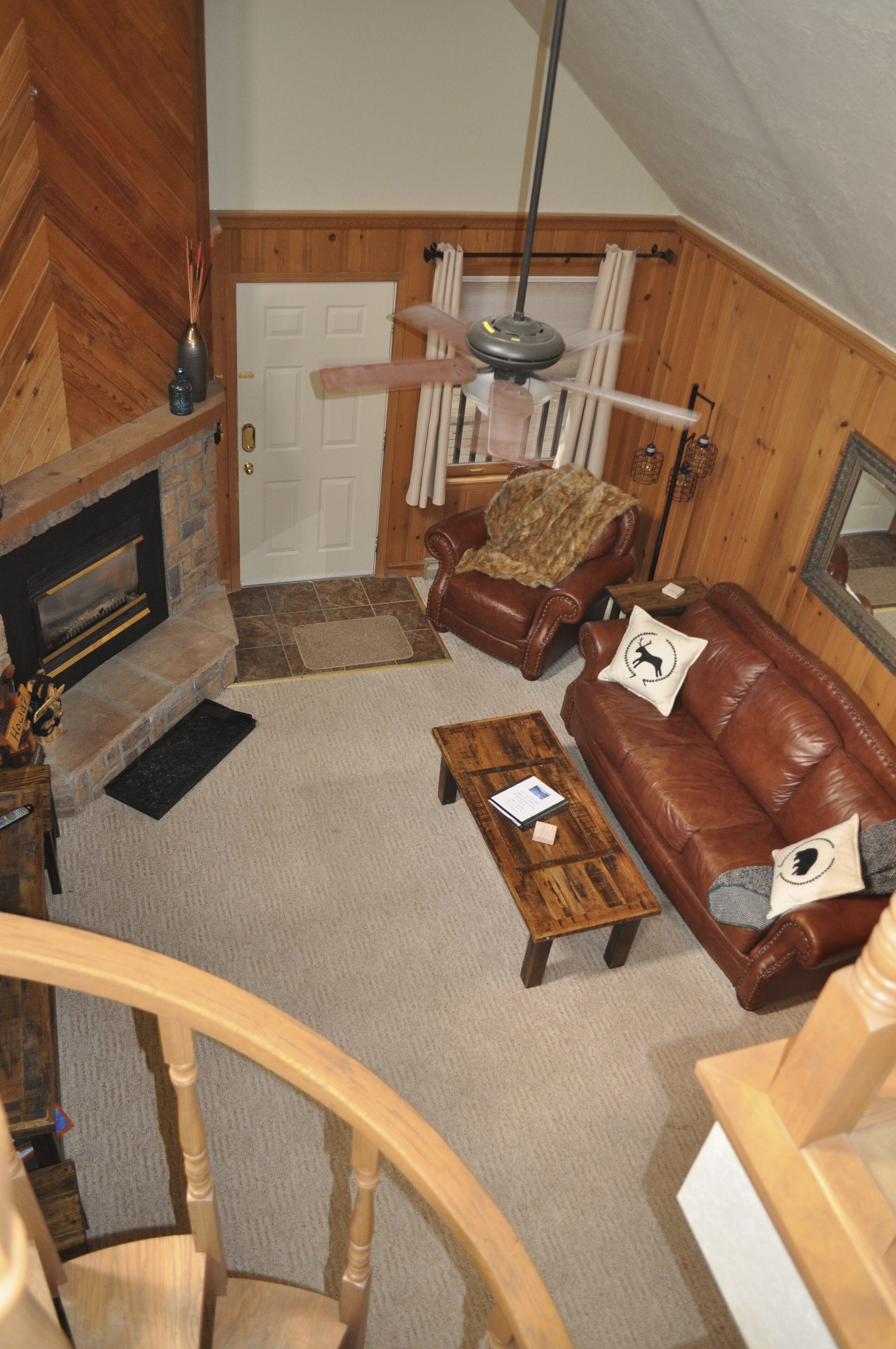 Escape to the mountains in our Enchanted Escape Loft, 3 blocks to the lift!