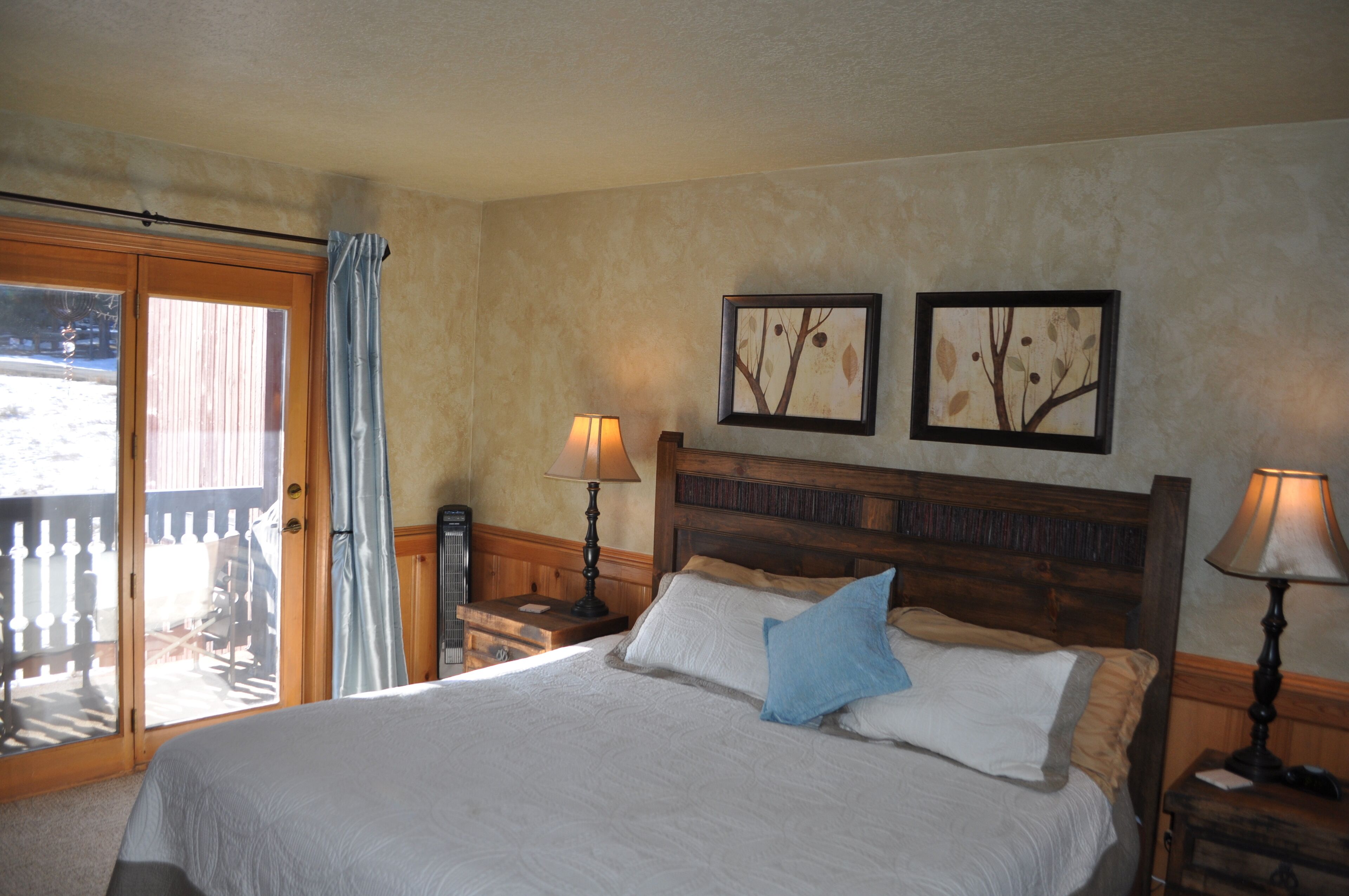 Escape to the mountains in our Enchanted Escape Loft, 3 blocks to the lift!