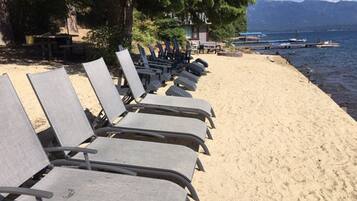 Chaises longues, serviettes de plage