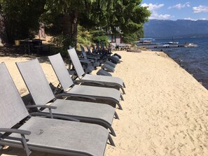 Chaises longues, serviettes de plage