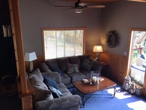 TV connectée, jeux vidéo, lecteur de DVD, livres