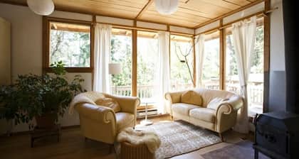 Un nido feliz en los árboles, Salt Spring Cottage único cerca de la ciudad