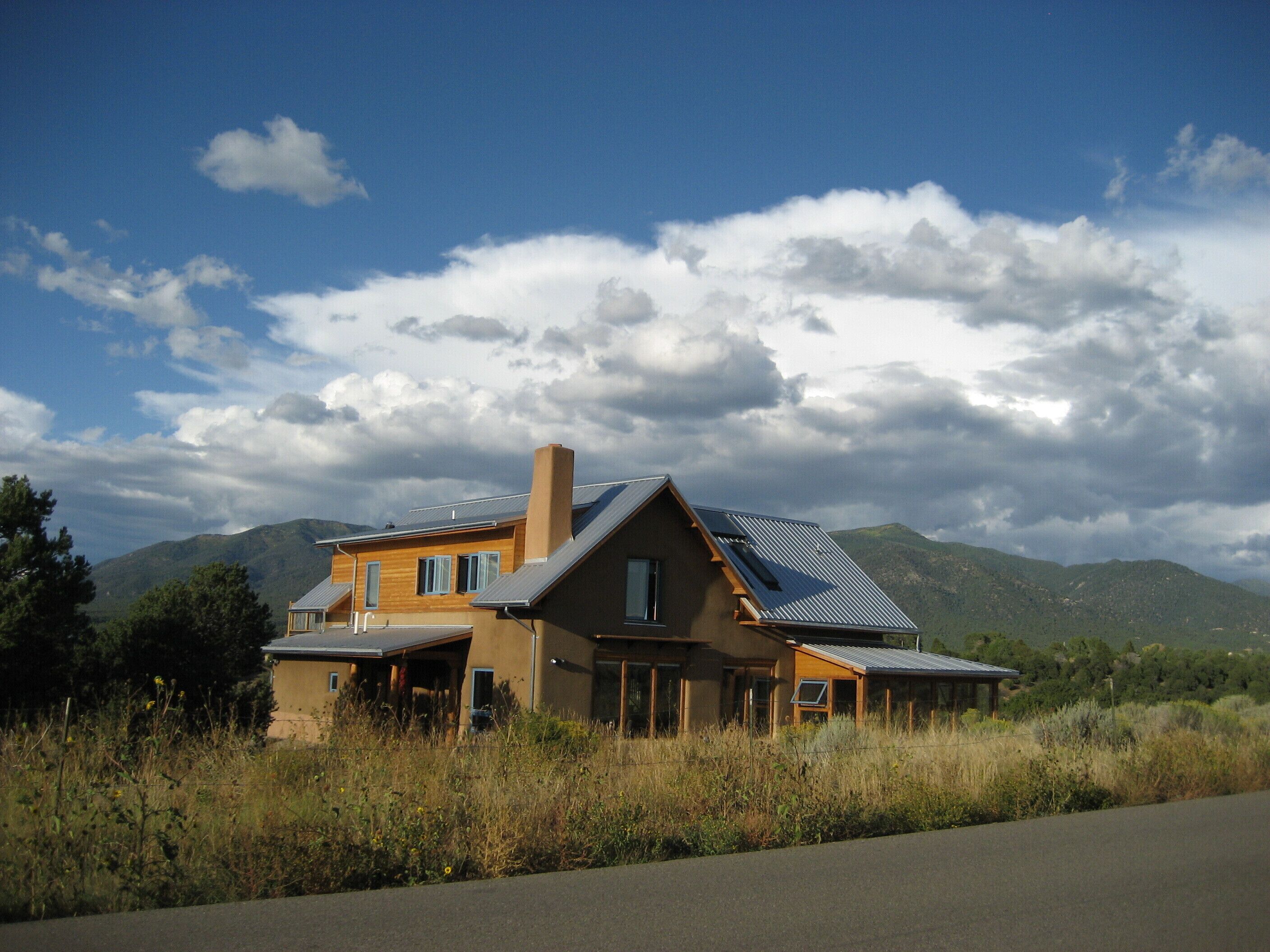Elegant solar home  - Midway between Taos and Taos Ski Valley