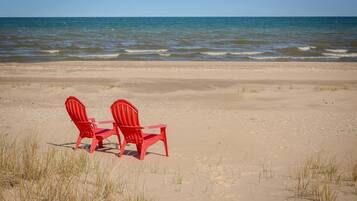 Plage, chaises longues, serviettes de plage