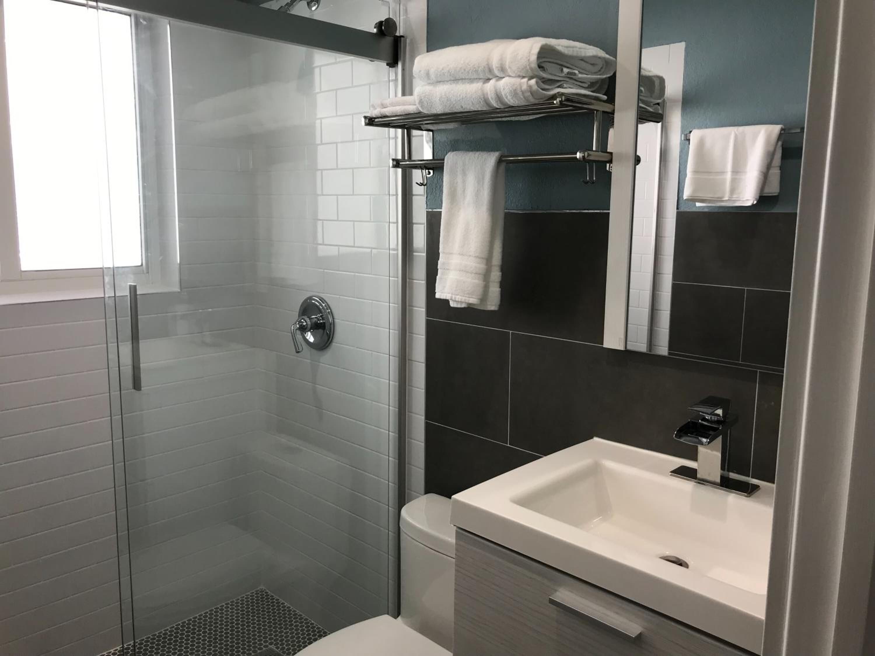 Ilmaiset hygieniatuotteet, hiustenkuivaaja, kylpytakit, pyyhkeet