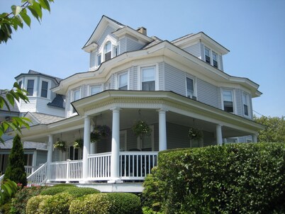 Avon Shore House, a media cuadra de la playa con estacionamiento en la calle