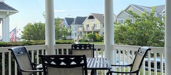 Klassisches Avon Shore House-Viertel vom Strand entfernt mit Parkplatz abseits der Straße