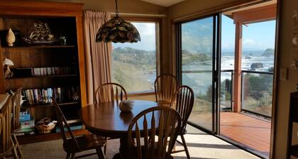 BREATHTAKING VIEW! Hear the waves. Private Beach Access, Free Day!