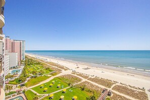 Plage, chaises longues