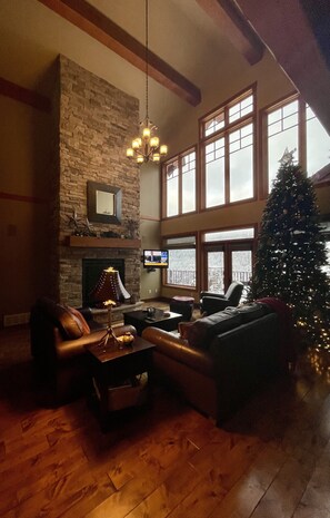 Smart-TV, peis, DVD-spiller og bøker