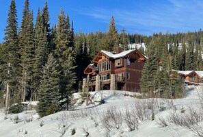 Exterior - Family Friendly Mountain View Luxury Chalet (Sun Peaks)