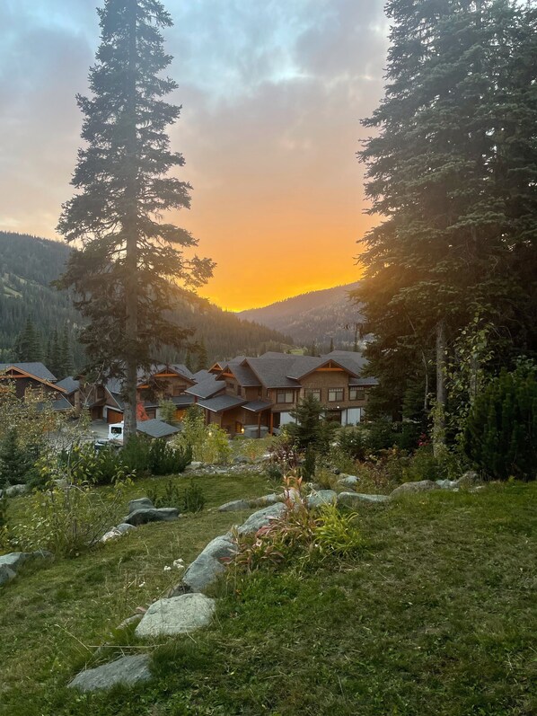 Property grounds - Family Friendly Mountain View Luxury Chalet (Sun Peaks)
