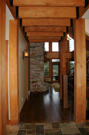 Interior - Family Friendly Mountain View Luxury Chalet (Sun Peaks)