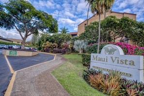 Property grounds - Maui Vista! Beautiful Remodeled, AC, Walk to Shops, Beach and Dinning! (Kihei)