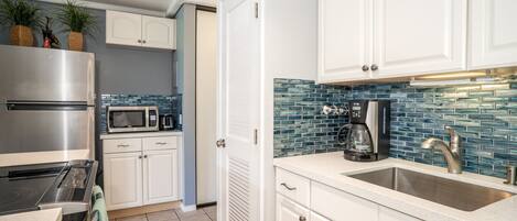 Een koelkast, een magnetron, een oven, een kookplaat