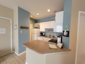 Kjøleskap, mikrobølgeovn, ovn og kokeplater