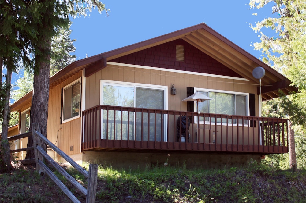 Priest Lake Cozy cottage with modern amenities - winter or summer