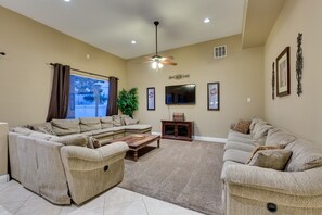 TV, video games, DVD player, ping pong - Family Friendly 3600 Sq Ft 5 Bedrooms 4 Bathrooms 3 Miles To Strip (Las Vegas)