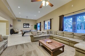 Fernseher, Videospiele, DVD-Player, Tischtennisplatte