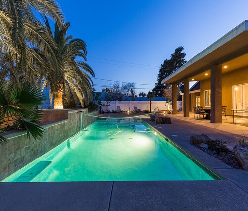 Family Friendly 3600 Sq Ft 5 Bedrooms 4 Bathrooms 3 Miles To Strip