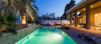 Family Friendly 3600 Sq Ft 5 Bedrooms 4 Bathrooms 3 Miles To Strip