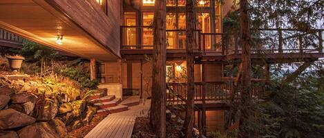 A Happy Nest up in the trees, unique Salt Spring Cottage close to town ...