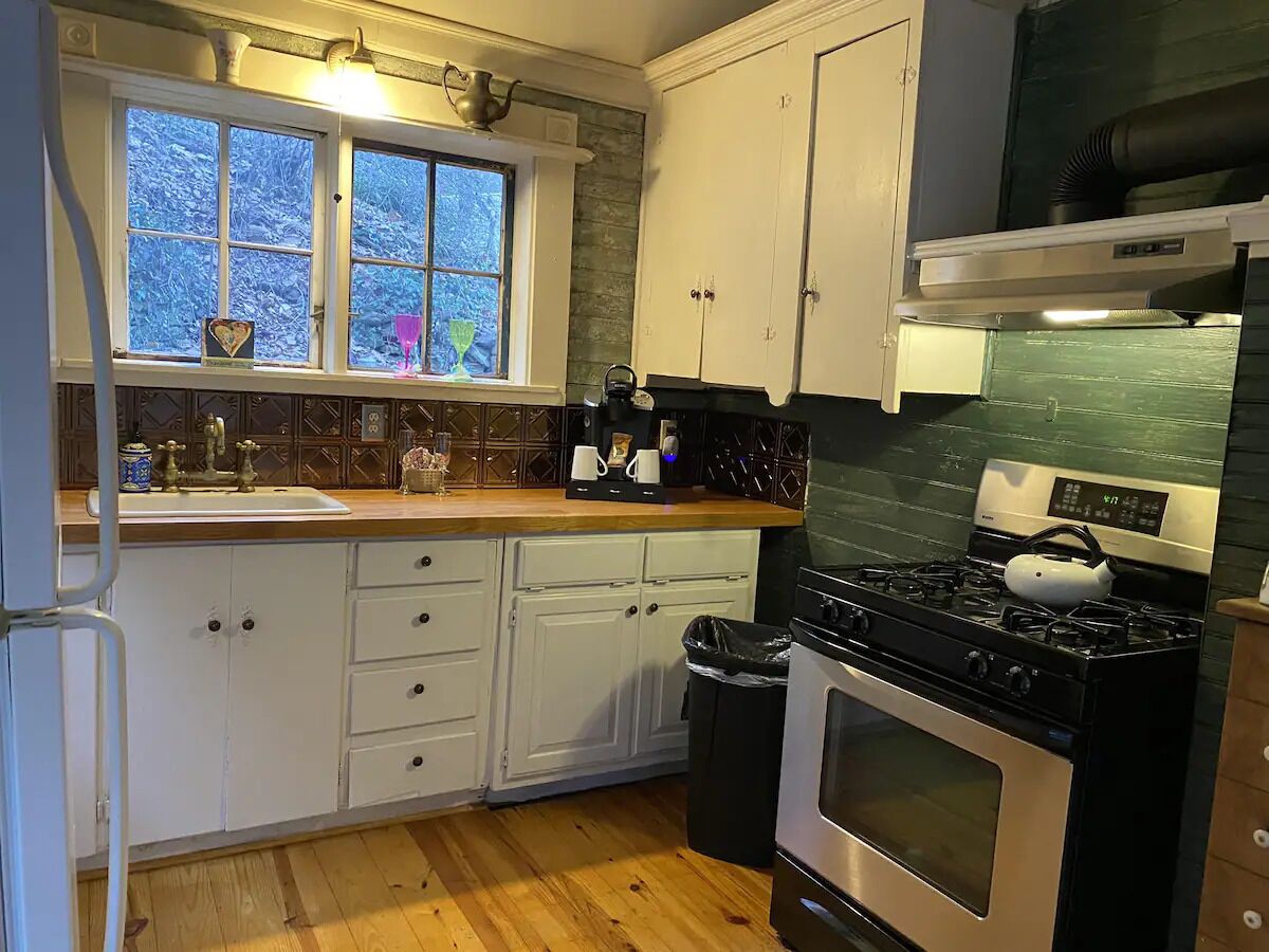 Luxury Cottage w/Hot Tub - Downtown Eureka Springs