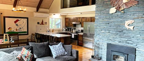 TV connectée, cheminée, Hulu, lecteur de DVD