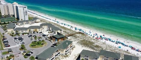 Nær stranden og solsenger