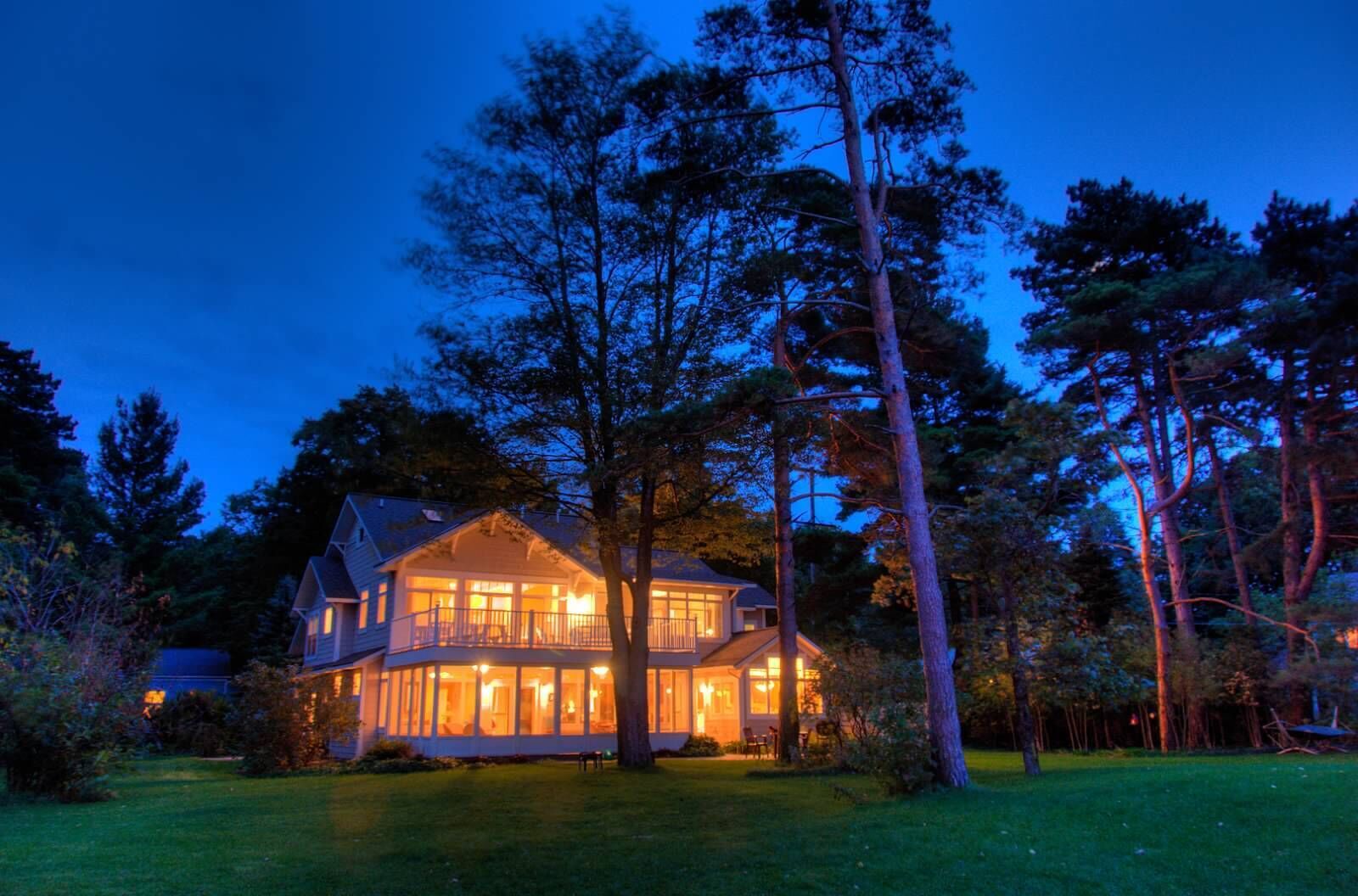 Ventura Pines Cottage on Lake Michigan Great beach, View & yard. 