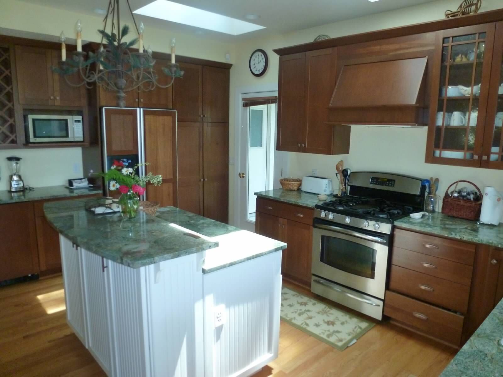 Ventura Pines Cottage on Lake Michigan Great beach, View & yard. 