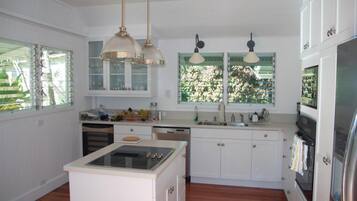 Geladeira, micro-ondas, fogão, cooktop