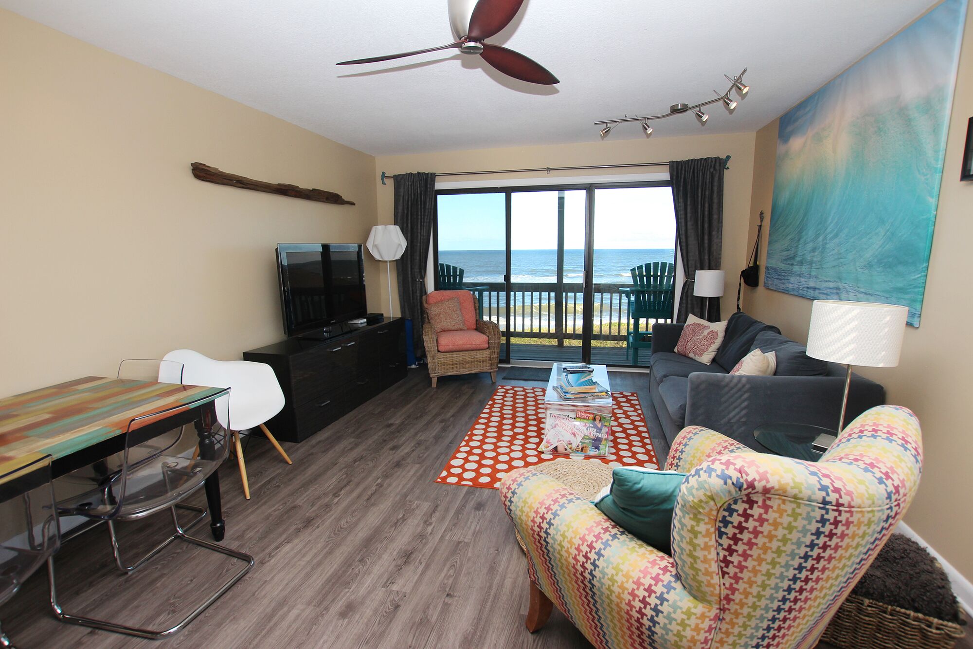 Televisio, DVD-soitin, kirjoja, videokirjasto