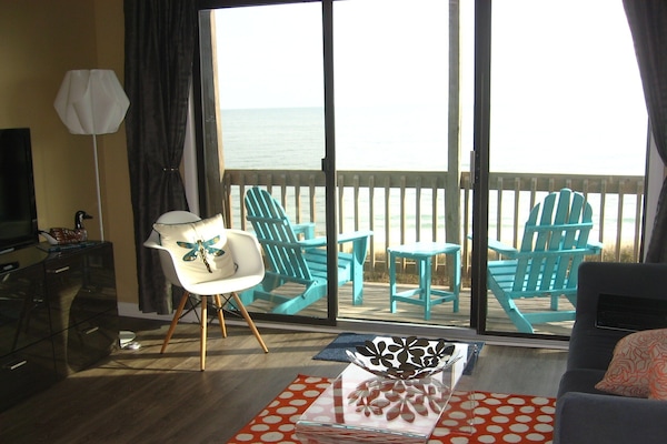 Een televisie, een dvd-speler, boeken en een filmbibliotheek