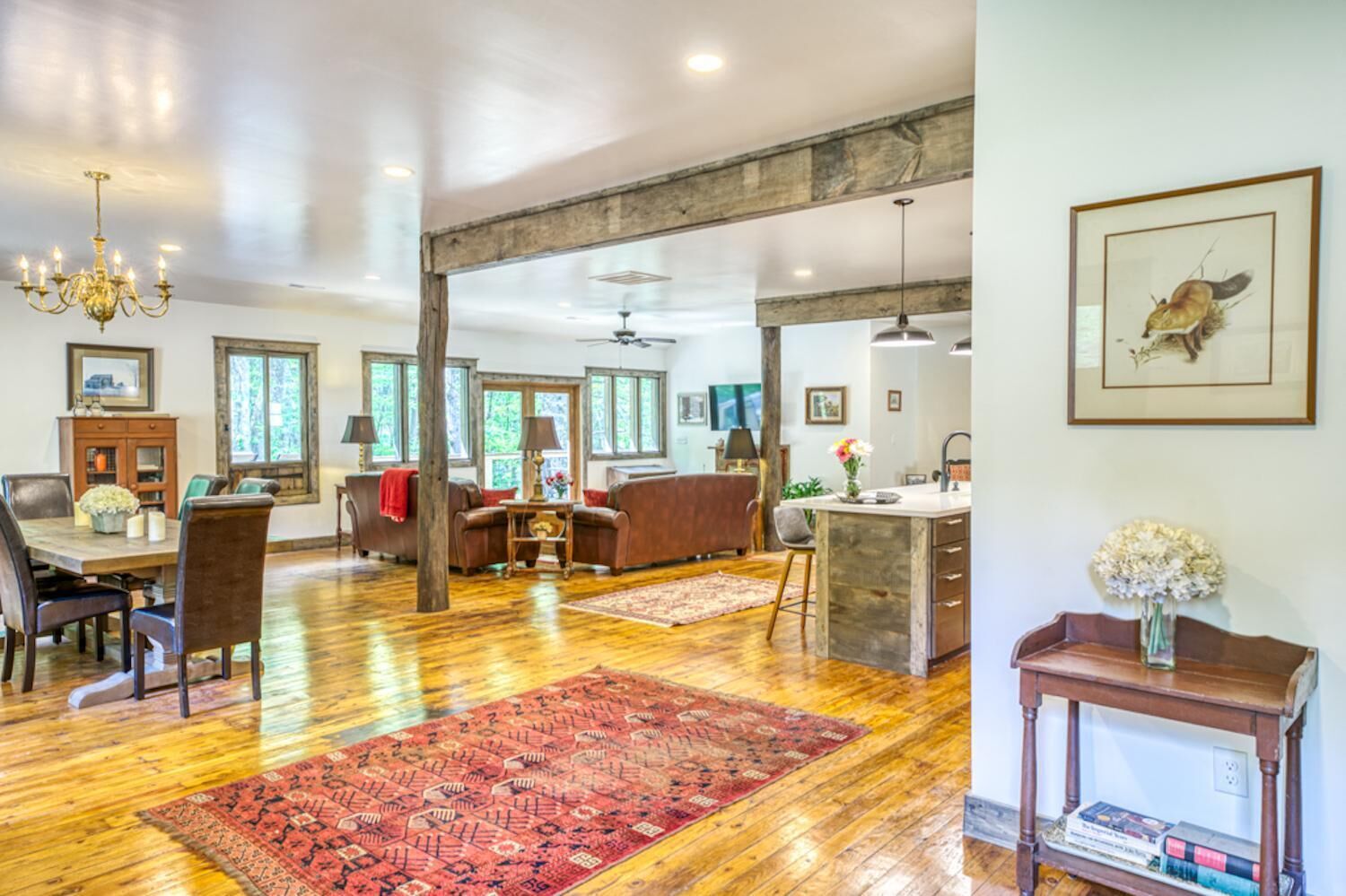 NEW ELEGANT BARN, 3 KNG BDRMS/3.5 BTH, 6mi. DWNT AVL, FIRE TBL, DOGS CONSIDERED