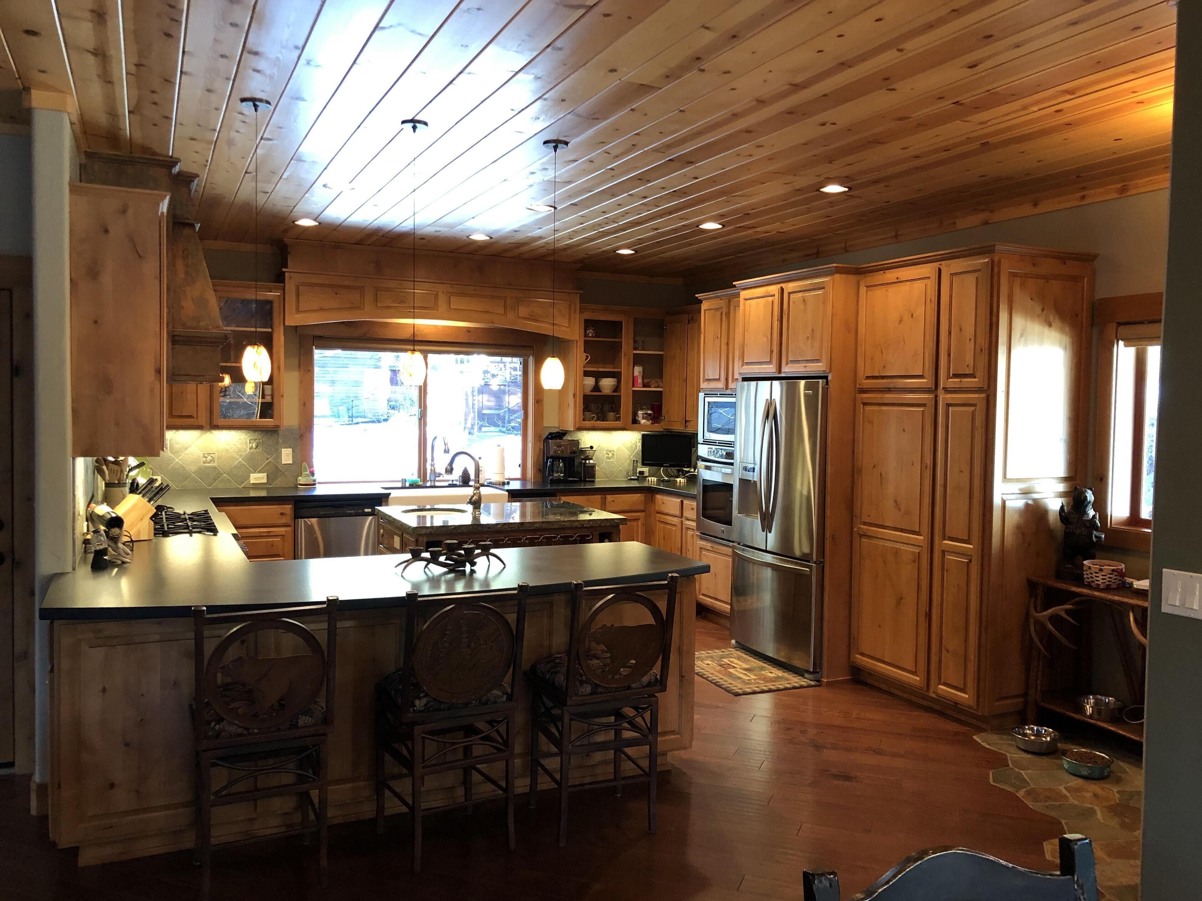 Secluded 3 bedroom River front cabin + man cave 