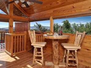 Outdoor dining - Star Light: 5 Star Cabin w/ a 5 Star Mountain View ft. a Brand New Hot Tub (Sevierville)
