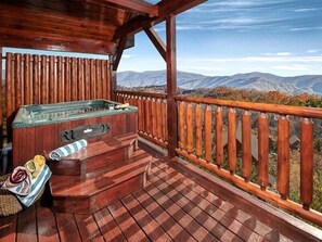 Outdoor spa tub - Star Light: 5 Star Cabin w/ a 5 Star Mountain View ft. a Brand New Hot Tub (Sevierville)