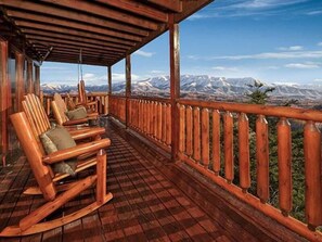 Property grounds - Star Light: 5 Star Cabin w/ a 5 Star Mountain View ft. a Brand New Hot Tub (Sevierville)