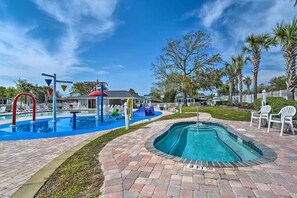 Innendørsbasseng og utendørsbasseng