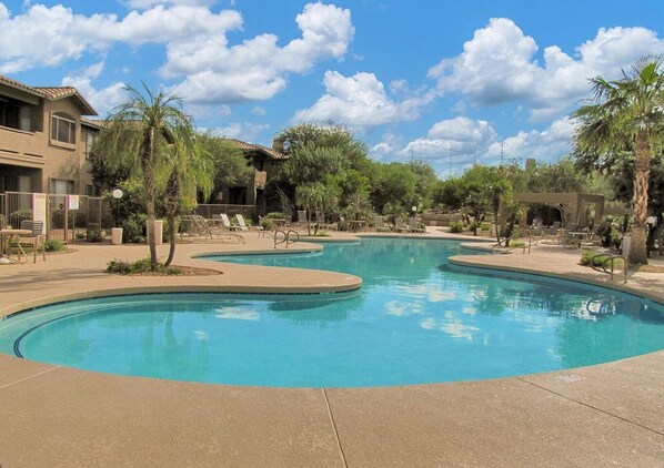 Alberca al aire libre y alberca climatizada