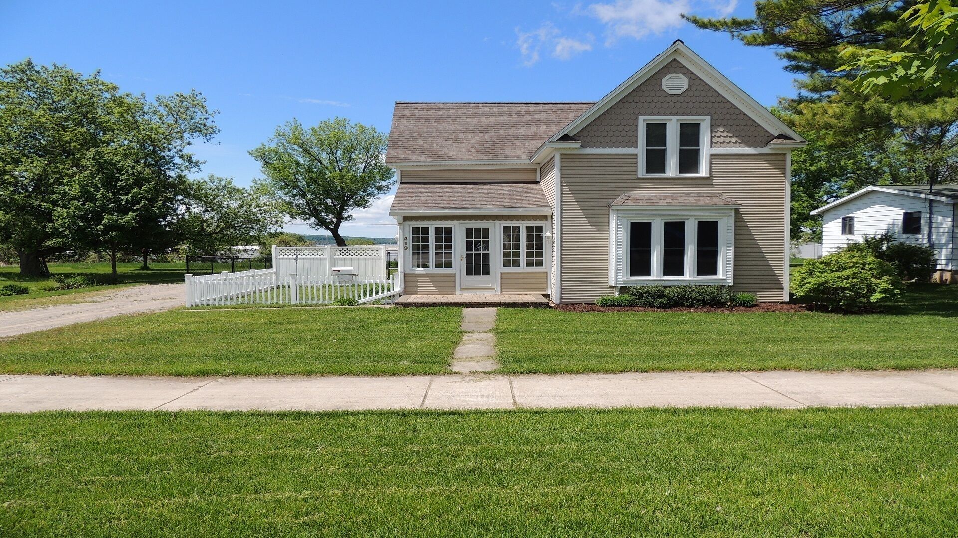 2 blocks from Lake Charlevoix and easy walk to downtown Boyne City