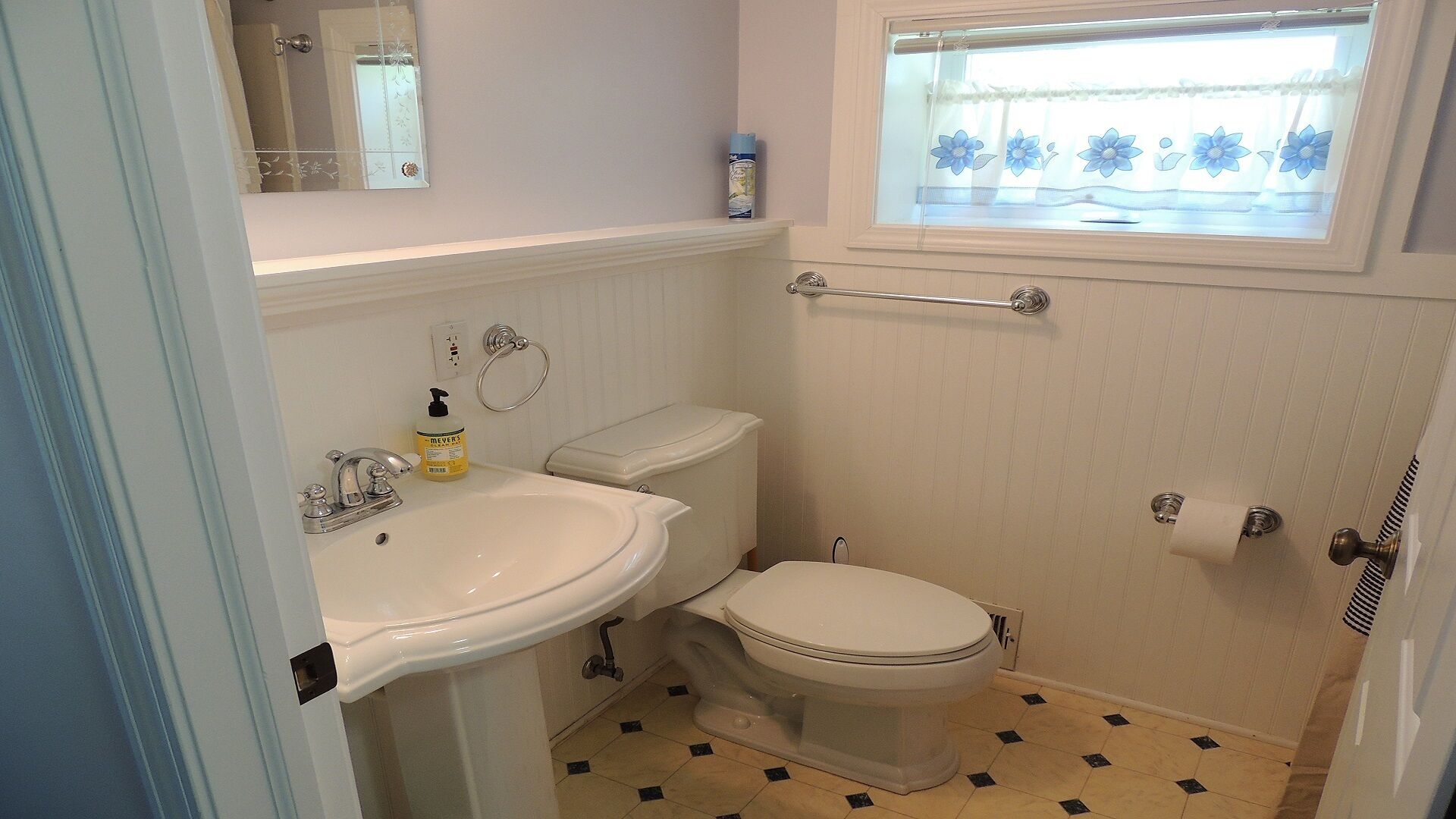 2 blocks from Lake Charlevoix and easy walk to downtown Boyne City